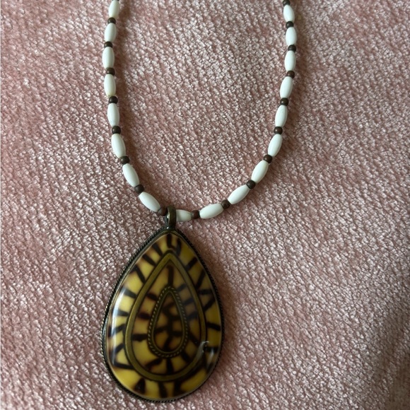 Jewelry - Teardrop pendant beaded necklace